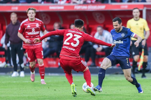 Fußball 2. Bundesliga 29. Spieltag Fortuna Düsseldorf - Holstein Kiel am 10.04.2026 in der Merkur Spiel-Arena in Düsseldorf Shinta Appelkamp ( Düsseldorf ), links - Steven Skrzybski ( Kiel ), rechts DFL regulations prohibit any use of photographs as image sequences and or quasi-video. *** Soccer 2 Bundesliga 29 Matchday Fortuna Düsseldorf Holstein Kiel on 10 04 2026 at Merkur Spiel Arena in Düsseldorf Shinta Appelkamp Düsseldorf , left Steven Skrzybski Kiel , right DFL regulations prohibit any use of photographs as image sequences and or quasi video xJRx