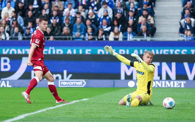 Deutschland: Karlsruher SC vs. Arminia Bielefeld, 2. Bundesliga, BBBank Wildpark (Karlsruhe): Schuss zum 0:1 von Robin Knoche, (Arminia Bielefeld, 31), Hans Christian Bernat, (Karlsruher SC, 1) Karlsruhe BBBank Wildpark Baden-Württemberg Deutschland *** Germany Karlsruher SC vs Arminia Bielefeld, 2 Bundesliga, BBBank Wildpark Karlsruhe Shot to 0 1 by Robin Knoche, Arminia Bielefeld, 31 , Hans Christian Bernat, Karlsruher SC, 1 Karlsruhe BBBank Wildpark Baden Württemberg Germany Copyright: xBenedictxChristx
