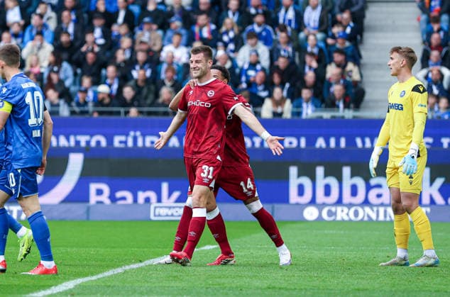Deutschland: Karlsruher SC vs. Arminia Bielefeld, 2. Bundesliga, BBBank Wildpark (Karlsruhe): Jubel Arminia Bielefeld nach 0:1 von Robin Knoche, (Arminia Bielefeld, 31), Monju Momuluh, (Arminia Bielefeld, 14) Karlsruhe BBBank Wildpark Baden-Württemberg Deutschland *** Germany Karlsruher SC vs Arminia Bielefeld, 2 Bundesliga, BBBank Wildpark Karlsruhe Arminia Bielefeld cheer after 0 1 by Robin Knoche, Arminia Bielefeld, 31 , Monju Momuluh, Arminia Bielefeld, 14 Karlsruhe BBBank Wildpark Baden Württemberg Germany Copyright: xBenedictxChristx