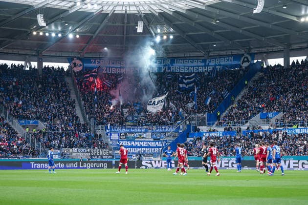 Deutschland: Karlsruher SC vs. Arminia Bielefeld, 2. Bundesliga, BBBank Wildpark (Karlsruhe): Fans Arminia Bielefeld Karlsruhe BBBank Wildpark Baden-Württemberg Deutschland *** Germany Karlsruher SC vs Arminia Bielefeld, 2 Bundesliga, BBBank Wildpark Karlsruhe Fans Arminia Bielefeld Karlsruhe BBBank Wildpark Baden Württemberg Germany Copyright: xBenedictxChristx