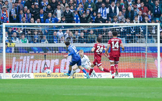 Deutschland: Karlsruher SC vs. Arminia Bielefeld, 2. Bundesliga, BBBank Wildpark (Karlsruhe): Torschuss zum 1:1 von Louey Ben Farhat, (Karlsruher SC, 19), Jonas Kersken, (Arminia Bielefeld, 1), Christopher Lannert, (Arminia Bielefeld, 24), Monju Momuluh, (Arminia Bielefeld, 14) Karlsruhe BBBank Wildpark Baden-Württemberg Deutschland *** Germany Karlsruher SC vs Arminia Bielefeld, 2 Bundesliga, BBBank Wildpark Karlsruhe Goal kick to 1 1 by Louey Ben Farhat, Karlsruher SC, 19 , Jonas Kersken, Arminia Bielefeld, 1 , Christopher Lannert, Arminia Bielefeld, 24 , Monju Momuluh, Arminia Bielefeld, 14 Karlsruhe BBBank Wildpark Baden Württemberg Germany Copyright: xBenedictxChristx