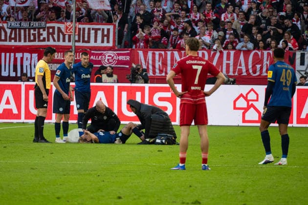 Deutschland: 2.Bundesliga 2025 2026 Fortuna Düsseldorf vs Holstein Kiel, 29. Spieltag - 10.04.2026 - MERKUR SPIEL-ARENA (Düsseldorf): John Tolkin (Holstein Kiel, 47) liegt mit Schmerzen auf dem Spielfeld *** Germany 2 Bundesliga 2025 2026 Fortuna Düsseldorf vs Holstein Kiel, 29 Matchday 10 04 2026 MERKUR SPIEL ARENA Düsseldorf John Tolkin Holstein Kiel, 47 lies on the pitch in pain Copyright: xOrhanxHabashx