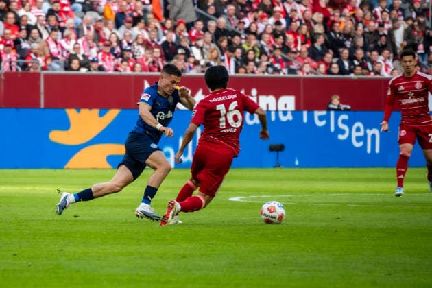 Deutschland: 2.Bundesliga 2025 2026 Fortuna Düsseldorf vs Holstein Kiel, 29. Spieltag - 10.04.2026 - MERKUR SPIEL-ARENA (Düsseldorf): Adrian Kapralik (Holstein Kiel, 20) in Aktion Tanka Satoshi (Fortuna Düsseldorf,16) *** Germany 2 Bundesliga 2025 2026 Fortuna Düsseldorf vs Holstein Kiel, 29 Matchday 10 04 2026 MERKUR SPIEL ARENA Düsseldorf Adrian Kapralik Holstein Kiel, 20 in action Tanka Satoshi Fortuna Düsseldorf,16 Copyright: xOrhanxHabashx