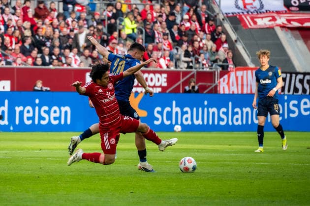 Deutschland: 2.Bundesliga 2025 2026 Fortuna Düsseldorf vs Holstein Kiel, 29. Spieltag - 10.04.2026 - MERKUR SPIEL-ARENA (Düsseldorf): Adrian Kapralik (Holstein Kiel, 20) in Aktion Tanka Satoshi (Fortuna Düsseldorf,16) *** Germany 2 Bundesliga 2025 2026 Fortuna Düsseldorf vs Holstein Kiel, 29 Matchday 10 04 2026 MERKUR SPIEL ARENA Düsseldorf Adrian Kapralik Holstein Kiel, 20 in action Tanka Satoshi Fortuna Düsseldorf,16 Copyright: xOrhanxHabashx