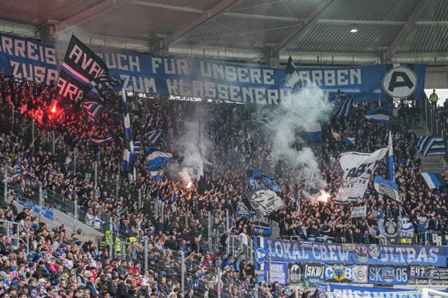 2. Bundesliga, Karlsruher SC vs Arminia Bielefeld, 10.04.2026 Jubel im Fanblock der Bielefelder mit Bengalis 2. Bundesliga, Karlsruher SC vs Arminia Bielefeld, BBBank Wildpark Karlsruhe, 10.04.2026 DFB DFL REGULATIONS PROHIBIT ANY USE OF PHOTOGRAPHS AS IMAGE SEQUENCES AND OR QUASI-VIDEO. *** 2 Bundesliga, Karlsruher SC vs Arminia Bielefeld, 10 04 2026 Cheering in the Bielefeld fan block with Bengalis 2 Bundesliga, Karlsruher SC vs Arminia Bielefeld, BBBank Wildpark Karlsruhe, 10 04 2026 DFB DFL REGULATIONS PROHIBIT ANY USE OF PHOTOGRAPHS AS IMAGE SEQUENCES AND OR QUASI VIDEO Copyright: xBEAUTIFULxSPORTS Boscox