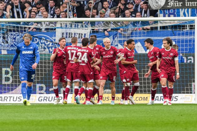 2. Bundesliga, Karlsruher SC vs Arminia Bielefeld, 10.04.2026 Torjubel zum 0:1 durch Robin Knoche (Arminia Bielefeld, 31) 2. Bundesliga, Karlsruher SC vs Arminia Bielefeld, BBBank Wildpark Karlsruhe, 10.04.2026 DFB DFL REGULATIONS PROHIBIT ANY USE OF PHOTOGRAPHS AS IMAGE SEQUENCES AND OR QUASI-VIDEO. *** 2 Bundesliga, Karlsruher SC vs Arminia Bielefeld, 10 04 2026 Goal celebration for 0 1 by Robin Knoche Arminia Bielefeld, 31 2 Bundesliga, Karlsruher SC vs Arminia Bielefeld, BBBank Wildpark Karlsruhe, 10 04 2026 DFB DFL REGULATIONS PROHIBIT ANY USE OF PHOTOGRAPHS AS IMAGE SEQUENCES AND OR QUASI VIDEO Copyright: xBEAUTIFULxSPORTS Boscox