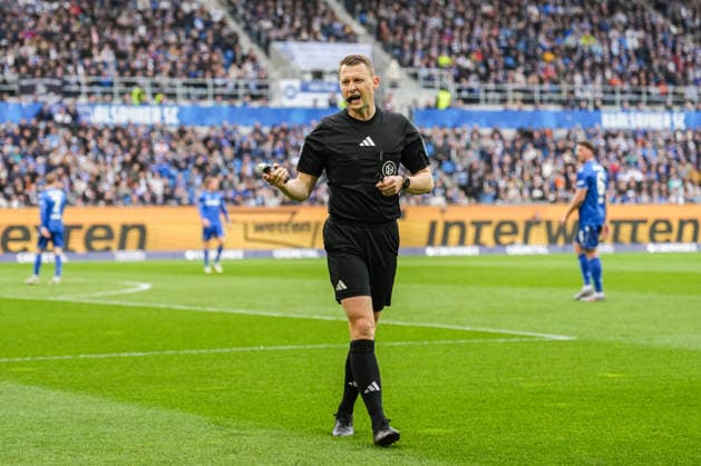 2. Bundesliga, Karlsruher SC vs Arminia Bielefeld, 10.04.2026 Florian Lechner (Schiedsrichter) 2. Bundesliga, Karlsruher SC vs Arminia Bielefeld, BBBank Wildpark Karlsruhe, 10.04.2026 DFB DFL REGULATIONS PROHIBIT ANY USE OF PHOTOGRAPHS AS IMAGE SEQUENCES AND OR QUASI-VIDEO. *** 2 Bundesliga, Karlsruher SC vs Arminia Bielefeld, 10 04 2026 Florian Lechner Referee 2 Bundesliga, Karlsruher SC vs Arminia Bielefeld, BBBank Wildpark Karlsruhe, 10 04 2026 DFB DFL REGULATIONS PROHIBIT ANY USE OF PHOTOGRAPHS AS IMAGE SEQUENCES AND OR QUASI VIDEO Copyright: xBEAUTIFULxSPORTS Boscox