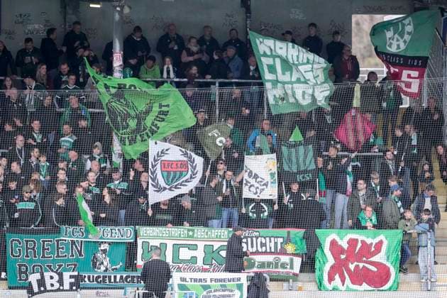 Die mitgereisten Ultras vom 1. FC Schweinfurt schwenken in der Fankurve ihre Fahnen, Gästefans, Gästeblock, Gast, Fanblock, freuen sich aufs Spiel, Fans, Publikum, Zuschauer, Stimmung, Atmosphäre, Stadion, 10.04.2026, Sinsheim (Deutschland), Fussball, 3. Liga, TSG 1899 Hoffenheim II - 1. FC Schweinfurt 05, DFB DFL REGULATIONS PROHIBIT ANY USE OF PHOTOGRAPHS AS IMAGE SEQUENCES AND OR QUASI-VIDEO. *** The Ultras from 1 FC Schweinfurt waving their flags in the fan curve, guest fans, guest block, guest, fan block, looking forward to the game, fans, audience, spectators, mood, atmosphere, stadium, 10 04 2026, Sinsheim Germany , Football, 3 Liga, TSG 1899 Hoffenheim II 1 FC Schweinfurt 05, DFB DFL REGULATIONS PROHIBIT ANY USE OF PHOTOGRAPHS AS IMAGE SEQUENCES AND OR QUASI VIDEO xozx