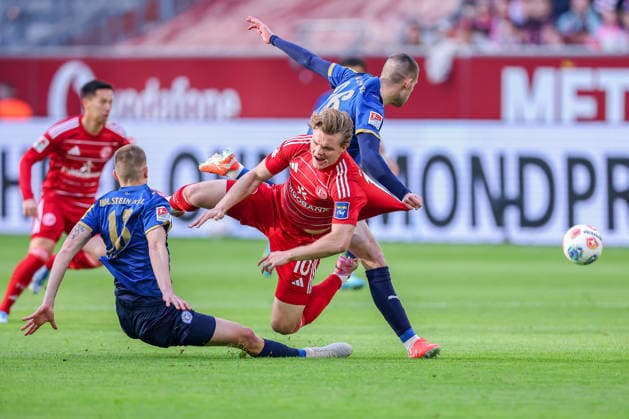 10.04.2026, Fußball, Fortuna Düsseldorf - Holstein Kiel, 2. Fußball Bundesliga, Herren, Merkur Spiel-Arena, 29. Spieltag, Saison 2025 2026: Christian Rasmussen (Fortuna Düsseldorf 10) im Zweikampf gegen Ivan Nekic (Holstein Kiel 13) David Zec (Holstein Kiel 26) DFB regulations prohibit any use of photographs as image sequences and or quasi-video. Nordrhein-Westfalen Deutschland *** 10 04 2026, Football, Fortuna Düsseldorf Holstein Kiel, 2 Fußball Bundesliga, Herren, Merkur Spiel Arena, 29 Matchday, Saison 2025 2026 Christian Rasmussen Fortuna Düsseldorf 10 in duel against Ivan Nekic Holstein Kiel 13 David Zec Holstein Kiel 26 DFB regulations prohibit any use of photographs as image sequences and or quasi video Nordrhein Westfalen Germany