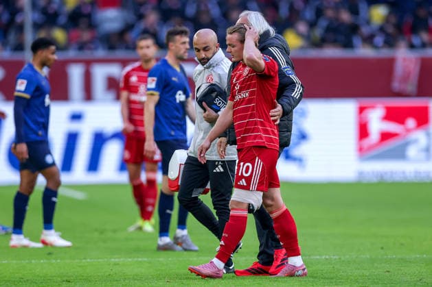 10.04.2026, Fußball, Fortuna Düsseldorf - Holstein Kiel, 2. Fußball Bundesliga, Herren, Merkur Spiel-Arena, 29. Spieltag, Saison 2025 2026: Christian Rasmussen (Fortuna Düsseldorf 10) mit Schmerzen verletzt auf dem Spielfeld und muss ausgewechselt werden DFB regulations prohibit any use of photographs as image sequences and or quasi-video. Nordrhein-Westfalen Deutschland *** 10 04 2026, Fußball, Fortuna Düsseldorf Holstein Kiel, 2 Fußball Bundesliga, Herren, Merkur Spiel Arena, 29 Spieltag, Saison 2025 2026 Christian Rasmussen Fortuna Düsseldorf 10 mit Schmerzen verletzt auf dem Spielfeld und muss auswechsel werden DFB regulations prohibit any use of photographs as image sequences and or quasi video Nordrhein Westfalen Germany