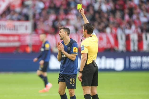 10.04.2026, Fussball, Saison 2025 2026, 2. Bundesliga, 29. Spieltag, Fortuna Duesseldorf - Holstein Kiel, Jonas Meffert (Holstein Kiel) sieht die gelbe Karte. Düsseldorf Merkur-Spiel Arena NRW Deutschland xRHR-FOTOx *** 10 04 2026, Soccer, Season 2025 2026, 2 Bundesliga, Matchday 29, Fortuna Duesseldorf Holstein Kiel, Jonas Meffert Holstein Kiel sees the yellow card Düsseldorf Merkur Spiel Arena NRW Germany xRHR FOTOx Copyright: RHR-FOTOx RHR-FOTO
