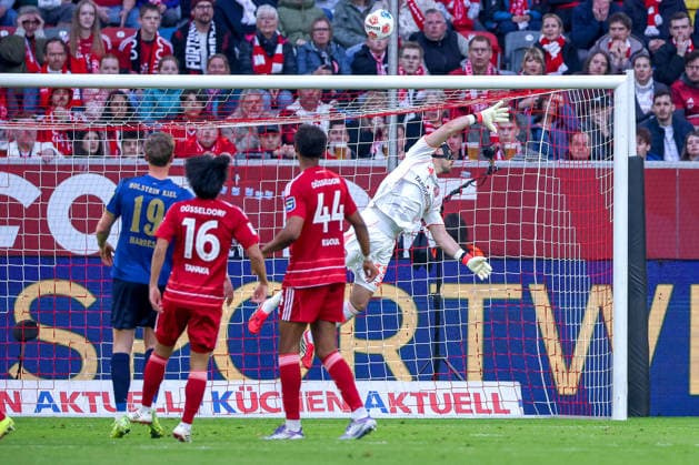10.04.2026, Fußball, Fortuna Düsseldorf - Holstein Kiel, 2. Fußball Bundesliga, Herren, Merkur Spiel-Arena, 29. Spieltag, Saison 2025 2026: Parade Torwart Florian Kastenmeier (Fortuna Düsseldorf 33) verteidigt das Tor Strafraumaktion DFB regulations prohibit any use of photographs as image sequences and or quasi-video. Nordrhein-Westfalen Deutschland *** 10 04 2026, Football, Fortuna Düsseldorf Holstein Kiel, 2 Fußball Bundesliga, Men, Merkur Spiel Arena, 29 Matchday, Season 2025 2026 Parade Goalkeeper Florian Kastenmeier Fortuna Düsseldorf 33 defends the goal Penalty area action DFB regulations prohibit any use of photographs as image sequences and or quasi video North Rhine-Westphalia Germany
