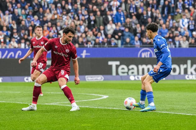 2. Bundesliga, Karlsruher SC vs Arminia Bielefeld, 10.04.2026 Zweikampf zwischen Maximilian Bauer (Arminia Bielefeld, 5) und Louey Ben Farhat (Karlsruher SC, 19) 2. Bundesliga, Karlsruher SC vs Arminia Bielefeld, BBBank Wildpark Karlsruhe, 10.04.2026 DFB DFL REGULATIONS PROHIBIT ANY USE OF PHOTOGRAPHS AS IMAGE SEQUENCES AND OR QUASI-VIDEO. *** 2 Bundesliga, Karlsruher SC vs Arminia Bielefeld, 10 04 2026 duel between Maximilian Bauer Arminia Bielefeld, 5 and Louey Ben Farhat Karlsruher SC, 19 2 Bundesliga, Karlsruher SC vs Arminia Bielefeld, BBBank Wildpark Karlsruhe, 10 04 2026 DFB DFL REGULATIONS PROHIBIT ANY USE OF PHOTOGRAPHS AS IMAGE SEQUENCES AND OR QUASI VIDEO Copyright: xBEAUTIFULxSPORTS Boscox