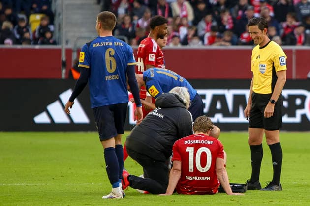 10.04.2026, GER, Fussball, Herren, 2. BL, Saison 2025 2026, Fortuna Düsseldorf - Holstein Kiel Christian Rasmussen (Fortuna Düsseldorf) liegt verletzt am Boden Düsseldorf Merkur Spiel-Arena Nordrhein-Westfalen Deutschland *** 10 04 2026, GER, Soccer, Men, 2 BL, Season 2025 2026, Fortuna Düsseldorf Holstein Kiel Christian Rasmussen Fortuna Düsseldorf injured on the ground Düsseldorf Merkur Spiel Arena North Rhine-Westphalia Germany Copyright: xAdrianxSchlüterx