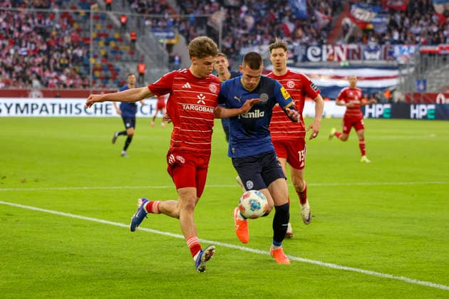 10.04.2026, GER, Fussball, Herren, 2. BL, Saison 2025 2026, Fortuna Düsseldorf - Holstein Kiel Luca Raimund (Fortuna Düsseldorf) und David Zec (Kiel) im Kampf um den Ball Düsseldorf Merkur Spiel-Arena Nordrhein-Westfalen Deutschland *** 10 04 2026, GER, Soccer, Men, 2 BL, Season 2025 2026, Fortuna Düsseldorf Holstein Kiel Luca Raimund Fortuna Düsseldorf and David Zec Kiel fighting for the ball Düsseldorf Merkur Spiel Arena North Rhine-Westphalia Germany Copyright: xAdrianxSchlüterx