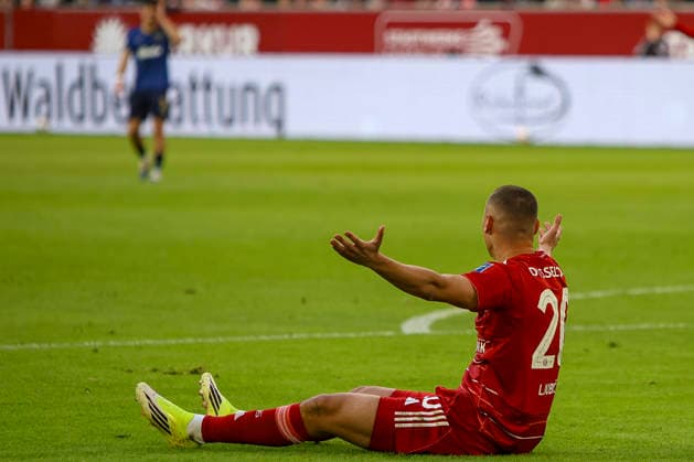 10.04.2026, GER, Fussball, Herren, 2. BL, Saison 2025 2026, Fortuna Düsseldorf - Holstein Kiel Marin Ljubicic (Fortuna Düsseldorf) beschweret sich über ein nicht gegebenes Foul Düsseldorf Merkur Spiel-Arena Nordrhein-Westfalen Deutschland *** 10 04 2026, GER, Soccer, Men, 2 BL, Season 2025 2026, Fortuna Düsseldorf Holstein Kiel Marin Ljubicic Fortuna Düsseldorf complains about a foul not given Düsseldorf Merkur Spiel Arena Nordrhein Westfalen Germany Copyright: xAdrianxSchlüterx