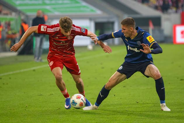 10.04.2026, GER, Fussball, Herren, 2. BL, Saison 2025 2026, Fortuna Düsseldorf - Holstein Kiel Luca Raimund (Fortuna Düsseldorf) und Marko Ivezic (Kiel) im Kampf um den Ball Düsseldorf Merkur Spiel-Arena Nordrhein-Westfalen Deutschland *** 10 04 2026, GER, Soccer, Men, 2 BL, Season 2025 2026, Fortuna Düsseldorf Holstein Kiel Luca Raimund Fortuna Düsseldorf and Marko Ivezic Kiel fighting for the ball Düsseldorf Merkur Spiel Arena Nordrhein Westfalen Germany Copyright: xAdrianxSchlüterx