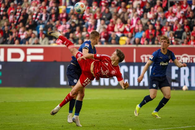 10.04.2026, GER, Fussball, Herren, 2. BL, Saison 2025 2026, Fortuna Düsseldorf - Holstein Kiel Cedric Itten (Fortuna Düsseldorf) und Ivan Nekic (Kiel) im Kampf um den Ball Düsseldorf Merkur Spiel-Arena Nordrhein-Westfalen Deutschland *** 10 04 2026, GER, Soccer, Men, 2 BL, Season 2025 2026, Fortuna Düsseldorf Holstein Kiel Cedric Itten Fortuna Düsseldorf and Ivan Nekic Kiel fighting for the ball Düsseldorf Merkur Spiel Arena Nordrhein Westfalen Germany Copyright: xAdrianxSchlüterx