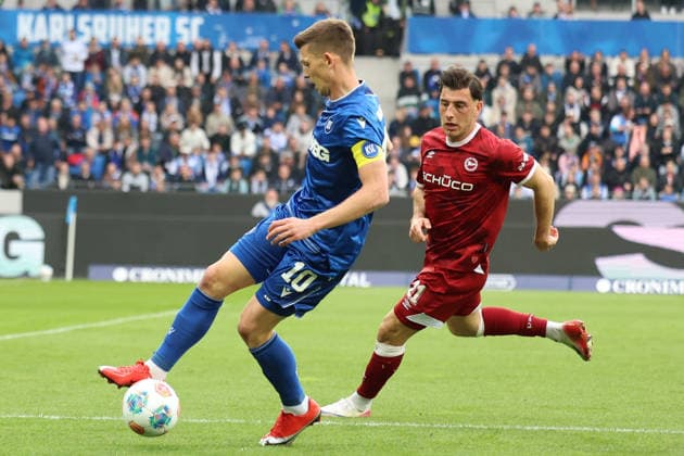 10.04.2026, xrekx, Fussball 2.Bundesliga, Karlsruher SC - Arminia Bielefeld v.l. Marvin Wanitzek (Karlsruher SC) Stefano Russo (Arminia Bielefeld) (DFL DFB REGULATIONS PROHIBIT ANY USE OF PHOTOGRAPHS as IMAGE SEQUENCES and or QUASI-VIDEO) Karlsruhe *** 10 04 2026, xrekx, Soccer 2 Bundesliga, Karlsruher SC Arminia Bielefeld v l Marvin Wanitzek Karlsruher SC Stefano Russo Arminia Bielefeld DFL DFB REGULATIONS PROHIBIT ANY USE OF PHOTOGRAPHS as IMAGE SEQUENCES and or QUASI VIDEO Karlsruhe