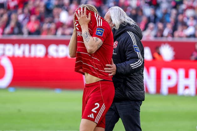 10.04.2026, Fußball, Fortuna Düsseldorf - Holstein Kiel, 2. Fußball Bundesliga, Herren, Merkur Spiel-Arena, 29. Spieltag, Saison 2025 2026: Jesper Daland (Fortuna Düsseldorf 02) verletzt mit Schmerzen auf dem Spielfeld und dem Trikot über dem Kopf DFB regulations prohibit any use of photographs as image sequences and or quasi-video. Nordrhein-Westfalen Deutschland *** 10 04 2026, Football, Fortuna Düsseldorf Holstein Kiel, 2 Fußball Bundesliga, Herren, Merkur Spiel Arena, 29 Spieltag, Saison 2025 2026 Jesper Daland Fortuna Düsseldorf 02 injured with pain on the pitch and the jersey over the head DFB regulations prohibit any use of photographs as image sequences and or quasi video Nordrhein Westfalen Germany