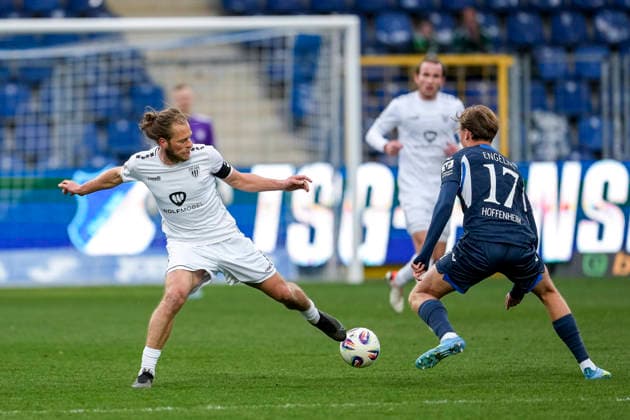 v.li.: Kristian Böhnlein (Schweinfurt, 13), Luis Engelns (TSG II, 17), Zweikampf, Spielszene, Duell, duel, tackle, tackling, Dynamik, Action, Aktion, 10.04.2026, Sinsheim (Deutschland), Fussball, 3. Liga, TSG 1899 Hoffenheim II - 1. FC Schweinfurt 05, DFB DFL REGULATIONS PROHIBIT ANY USE OF PHOTOGRAPHS AS IMAGE SEQUENCES AND OR QUASI-VIDEO. *** v li Kristian Böhnlein Schweinfurt, 13 , Luis Engelns TSG II, 17 , duel, duel, tackle, tackling, dynamics, action, action, 10 04 2026, Sinsheim Germany , Football, 3 Liga, TSG 1899 Hoffenheim II 1 FC Schweinfurt 05, DFB DFL REGULATIONS PROHIBIT ANY USE OF PHOTOGRAPHS AS IMAGE SEQUENCES AND OR QUASI VIDEO xozx