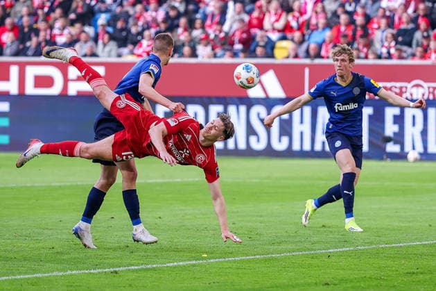 10.04.2026, Fußball, Fortuna Düsseldorf - Holstein Kiel, 2. Fußball Bundesliga, Herren, Merkur Spiel-Arena, 29. Spieltag, Saison 2025 2026: Strafraumaktion Cedric Itten (Fortuna Düsseldorf 13) im Zweikampf gegen Ivan Nekic (Holstein Kiel 13) DFB regulations prohibit any use of photographs as image sequences and or quasi-video. Nordrhein-Westfalen Deutschland *** 10 04 2026, Football, Fortuna Düsseldorf Holstein Kiel, 2 Fußball Bundesliga, Men, Merkur Spiel Arena, Matchday 29, Season 2025 2026 Penalty area action Cedric Itten Fortuna Düsseldorf 13 in duel against Ivan Nekic Holstein Kiel 13 DFB regulations prohibit any use of photographs as image sequences and or quasi video Nordrhein Westfalen Germany