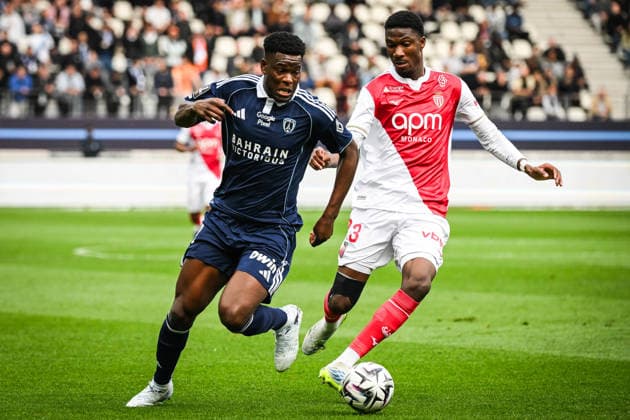 April 10, 2026, Paris, France, France: Marshall MUNETSI of Paris FC and Aladji BAMBA of Monaco during the Ligue 1 match between Paris FC and AS Monaco at Jean-Bouin Stadium on April 10, 2026 in Paris, France. Paris FC V AS Monaco - Ligue 1  - ZUMAm308 20260410_zsp_m308_001 Copyright: xMatthieuxMirvillex