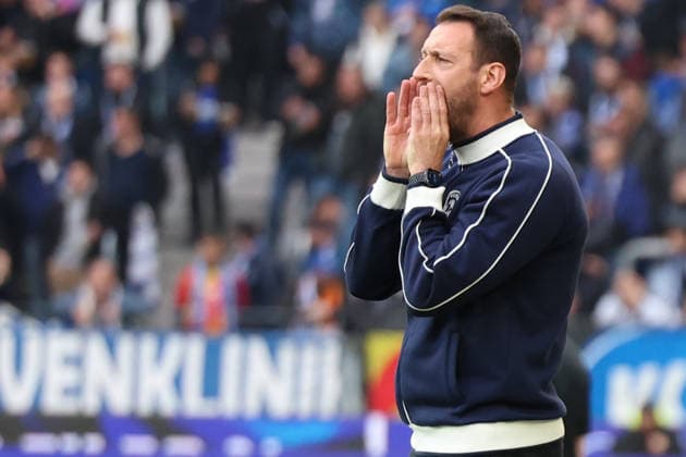 10.04.2026, xrekx, Fussball 2.Bundesliga, Karlsruher SC - Arminia Bielefeld v.l. Mitch Kniat Trainer (Arminia Bielefeld) gibt Anweisungen, gestikuliert, mit den Armen gestikulieren gives instructions, gesticulate (DFL DFB REGULATIONS PROHIBIT ANY USE OF PHOTOGRAPHS as IMAGE SEQUENCES and or QUASI-VIDEO) Karlsruhe *** 10 04 2026, xrekx, Fussball 2 Bundesliga, Karlsruher SC Arminia Bielefeld v l Mitch Kniat Trainer Arminia Bielefeld gives instructions, gesticulates, gesticulate with arms gives instructions, gesticulate DFL DFB REGULATIONS PROHIBIT ANY USE OF PHOTOGRAPHS as IMAGE SEQUENCES and or QUASI VIDEO Karlsruhe
