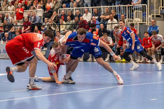 Zweikampf zwischen Valentin Willner (TuSEM Essen, 05), Stefan Bauer (HBW Balingen Weilstetten, 99) und Alexander Schoss (TuSEM Essen, 91) . TuSEM Essen vs. HBW Balingen Weilstetten, Handball, 2. HBL, 27. Spieltag, Saison 2025 2026, 10.04.2026 TuSEM Essen vs. HBW Balingen Weilstetten, Handball, 2. HBL, 27. Spieltag, Saison 2025 2026, 10.04.2026 Essen *** Duel between Valentin Willner TuSEM Essen, 05 , Stefan Bauer HBW Balingen Weilstetten, 99 and Alexander Schoss TuSEM Essen, 91 TuSEM Essen vs HBW Balingen Weilstetten, Handball, 2 HBL, Matchday 27, Season 2025 2026, 10 04 2026 TuSEM Essen vs HBW Balingen Weilstetten, Handball, 2 HBL, Matchday 27, Season 2025 2026, 10 04 2026 Essen Copyright: xEibner-Pressefoto ThomasxHaeslerx EP_THR