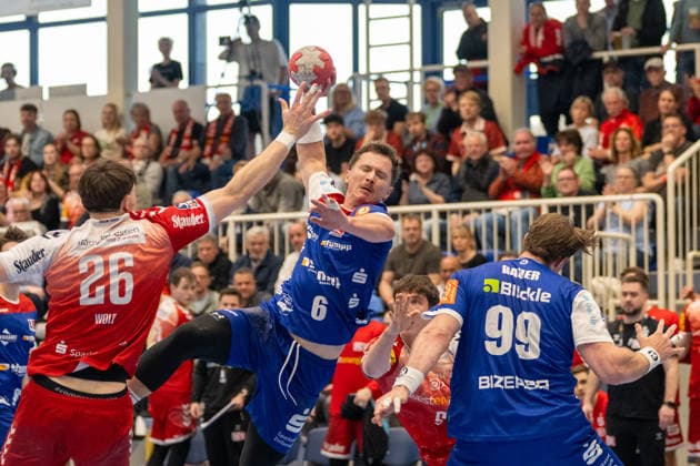 Tom Wolf (TuSEM Essen, 26) versucht den Wurf von Mex Raguse (HBW Balingen Weilstetten, 06) zu blocken. TuSEM Essen vs. HBW Balingen Weilstetten, Handball, 2. HBL, 27. Spieltag, Saison 2025 2026, 10.04.2026 TuSEM Essen vs. HBW Balingen Weilstetten, Handball, 2. HBL, 27. Spieltag, Saison 2025 2026, 10.04.2026 Essen *** Tom Wolf TuSEM Essen, 26 tries to block the throw of Mex Raguse HBW Balingen Weilstetten, 06 TuSEM Essen vs HBW Balingen Weilstetten, Handball, 2 HBL, Matchday 27, Season 2025 2026, 10 04 2026 TuSEM Essen vs HBW Balingen Weilstetten, Handball, 2 HBL, Matchday 27, Season 2025 2026, 10 04 2026 Essen Copyright: xEibner-Pressefoto ThomasxHaeslerx EP_THR