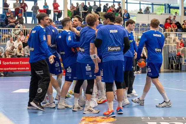 Die Balinger Spieler motivieren sich noch einmal. TuSEM Essen vs. HBW Balingen Weilstetten, Handball, 2. HBL, 27. Spieltag, Saison 2025 2026, 10.04.2026 TuSEM Essen vs. HBW Balingen Weilstetten, Handball, 2. HBL, 27. Spieltag, Saison 2025 2026, 10.04.2026 Essen *** The Balingen players motivate themselves once again TuSEM Essen vs HBW Balingen Weilstetten, Handball, 2 HBL, Matchday 27, Season 2025 2026, 10 04 2026 TuSEM Essen vs HBW Balingen Weilstetten, Handball, 2 HBL, Matchday 27, Season 2025 2026, 10 04 2026 Essen Copyright: xEibner-Pressefoto ThomasxHaeslerx EP_THR