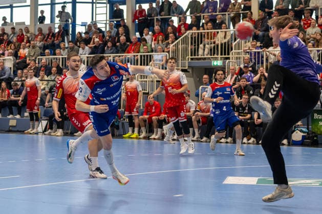 Elias Fuegel (HBW Balingen Weilstetten, 24) scheitert mit seinem Wurf an Finn Knaack (TuSEM Essen, 12). TuSEM Essen vs. HBW Balingen Weilstetten, Handball, 2. HBL, 27. Spieltag, Saison 2025 2026, 10.04.2026 TuSEM Essen vs. HBW Balingen Weilstetten, Handball, 2. HBL, 27. Spieltag, Saison 2025 2026, 10.04.2026 Essen *** Elias Fuegel HBW Balingen Weilstetten, 24 fails with his throw against Finn Knaack TuSEM Essen, 12 TuSEM Essen vs HBW Balingen Weilstetten, Handball, 2 HBL, Matchday 27, Season 2025 2026, 10 04 2026 TuSEM Essen vs HBW Balingen Weilstetten, Handball, 2 HBL, Matchday 27, Season 2025 2026, 10 04 2026 Essen Copyright: xEibner-Pressefoto ThomasxHaeslerx EP_THR
