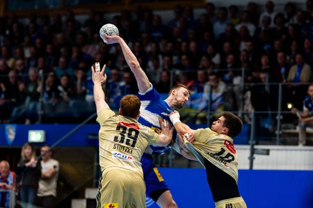 10.04.2026, GER, Handball, Maenner, Saison 25 26, Daikin 1.Bl, 28.Spieltag, ThSV Eisenach - TSV Hannover-Burgdorf Lukas Stutzke (TSV Hannover-Burgdorf), Dominik Solak (ThSV Eisenach,30), Renars Uscins (TSV Hannover-Burgdorf) 99817 Eisenach Werner-Assmann-Halle Am Sportp Thueringen Deutschland