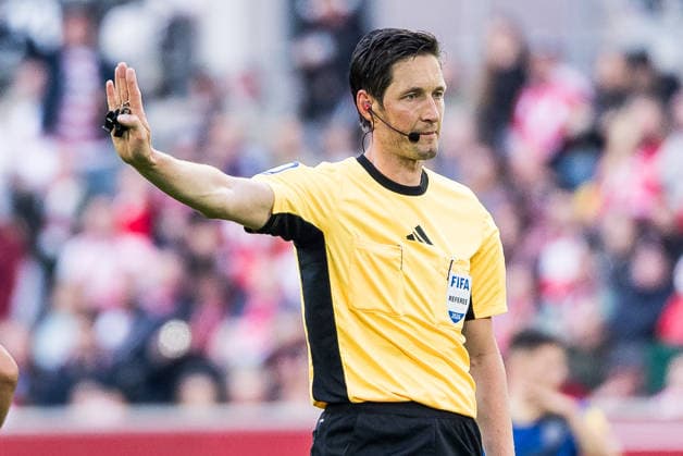 2. Fussball Bundesliga: Fortuna Düsseldorf 1895 - Holstein Kiel; 10.04.2026 Schiedsrichter Dr. Matthias Jöllenbeck gestikuliert 2. Fussball Bundesliga, Fortuna Düsseldorf 1895 - Holstein Kiel, Düsseldorf, Merkur Spiel-Arena am 10.04.2026 DFL REGULATIONS PROHIBIT ANY USE OF PHOTOGRAPHS AS IMAGE SEQUENCES AND OR QUASI-VIDEO. *** 2 Soccer Bundesliga Fortuna Düsseldorf 1895 Holstein Kiel 10 04 2026 Referee Dr Matthias Jöllenbeck gestures 2 Soccer Bundesliga, Fortuna Düsseldorf 1895 Holstein Kiel, Düsseldorf, Merkur Spiel Arena on 10 04 2026 DFL REGULATIONS PROHIBIT ANY USE OF PHOTOGRAPHS AS IMAGE SEQUENCES AND OR QUASI VIDEO Copyright: xBEAUTIFULxSPORTS Wunderlx