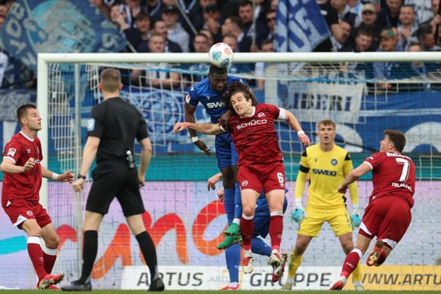 Stephan Ambrosius (Karlsruher SC, 05) im Zweikampf mit Mael Corboz (DSC Arminia Bielefeld, 06), Karlsruher SC vs. DSC Arminia Bielefeld, Fussball, 2. Bundesliga, 29. Spieltag, 2025 2026, 10.04.2026, DFL REGULATIONS PROHIBIT ANY USE OF PHOTOGRAPHS AS IMAGE SEQUENCES AND OR QUASI-VIDEO, Karlsruher SC vs. DSC Arminia Bielefeld, Fussball, 2. Bundesliga, 29. Spieltag, 2025 2026, 10.04.2026 Karlsruhe *** Stephan Ambrosius Karlsruher SC, 05 in duel with Mael Corboz DSC Arminia Bielefeld, 06 , Karlsruher SC vs DSC Arminia Bielefeld, Soccer, 2 Bundesliga, Matchday 29, 2025 2026, 10 04 2026, DFL REGULATIONS PROHIBIT ANY USE OF PHOTOGRAPHS AS IMAGE SEQUENCES AND OR QUASI VIDEO, Karlsruher SC vs DSC Arminia Bielefeld, Football, 2 Bundesliga, Matchday 29, 2025 2026, 10 04 2026 Karlsruhe Copyright: xEibner-Pressefoto JanxPrihodax EP_JPA