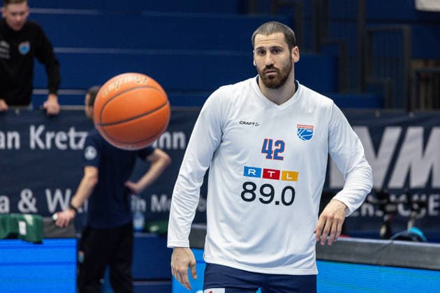 GER, easy-Credit Basketball-Bundesliga, Syntainics MBC - Veolia Towers Hamburg. 10.04.2026, Stadthalle, Weißenfels, GER, easy-Credit Basketball-Bundesliga, Syntainics MBC - Veolia Towers Hamburg. Nemanja Djurisic (Syntainics MBC, 42) Â Foto Alexander Trienitz Weißenfels Stadthalle Sachsen-Anhalt Deutschland