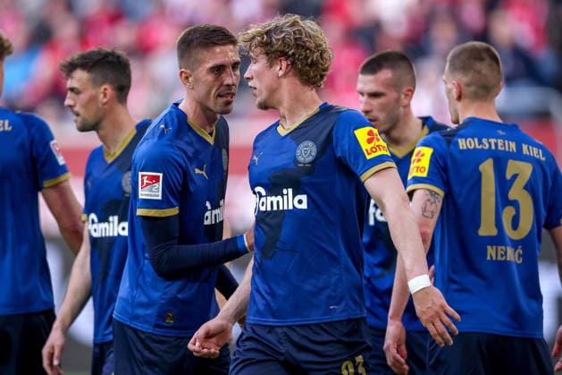 10.04.2026, Fußball, Fortuna Düsseldorf - Holstein Kiel, 2. Fußball Bundesliga, Herren, Merkur Spiel-Arena, 29. Spieltag, Saison 2025 2026: Marko Ivezic (Holstein Kiel 06) neben Lasse Rosenboom (Holstein Kiel 23) DFB regulations prohibit any use of photographs as image sequences and or quasi-video. Nordrhein-Westfalen Deutschland *** 10 04 2026, Football, Fortuna Düsseldorf Holstein Kiel, 2 Fußball Bundesliga, Herren, Merkur Spiel Arena, 29 Spieltag, Saison 2025 2026 Marko Ivezic Holstein Kiel 06 neben Lasse Rosenboom Holstein Kiel 23 DFB regulations prohibit any use of photographs as image sequences and or quasi video Nordrhein Westfalen Germany
