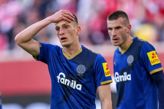 10.04.2026, Fußball, Fortuna Düsseldorf - Holstein Kiel, 2. Fußball Bundesliga, Herren, Merkur Spiel-Arena, 29. Spieltag, Saison 2025 2026: Ivan Nekic (Holstein Kiel 13) enttäuscht Enttäuschung gestikulierend auf dem Spielfeld DFB regulations prohibit any use of photographs as image sequences and or quasi-video. Nordrhein-Westfalen Deutschland *** 10 04 2026, Football, Fortuna Düsseldorf Holstein Kiel, 2 Fußball Bundesliga, Herren, Merkur Spiel Arena, 29 Spieltag, Saison 2025 2026 Ivan Nekic Holstein Kiel 13 disappointed disappointment gesticulating on the pitch DFB regulations prohibit any use of photographs as image sequences and or quasi video Nordrhein Westfalen Germany