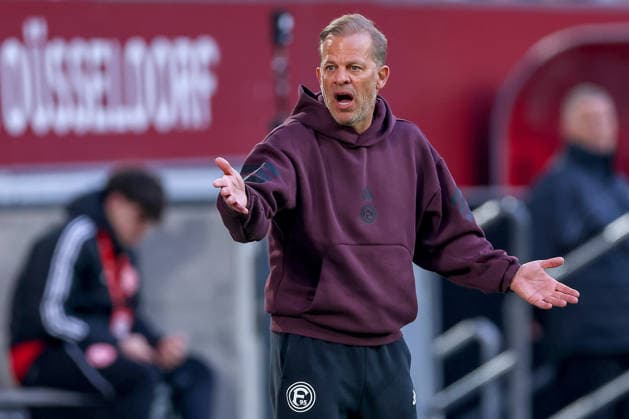 10.04.2026, Fußball, Fortuna Düsseldorf - Holstein Kiel, 2. Fußball Bundesliga, Herren, Merkur Spiel-Arena, 29. Spieltag, Saison 2025 2026: Cheftrainer Markus Anfang (Fortuna Düsseldorf hc) gestikulierend am Spielfeldrand DFB regulations prohibit any use of photographs as image sequences and or quasi-video. Nordrhein-Westfalen Deutschland *** 10 04 2026, Football, Fortuna Düsseldorf Holstein Kiel, 2 Fußball Bundesliga, Herren, Merkur Spiel Arena, 29 Spieltag, Saison 2025 2026 Head coach Markus Anfang Fortuna Düsseldorf hc gesticulating on the sidelines DFB regulations prohibit any use of photographs as image sequences and or quasi video Nordrhein Westfalen Germany