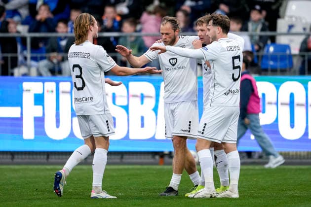 v.li.: Devin Angleberger (Schweinfurt, 3), Kristian Böhnlein (Schweinfurt, 13), Torschütze Sebastian Müller (Schweinfurt, 37), Nico Grimbs (Schweinfurt, 5), Spieler vom 1. FC Schweinfurt, jubeln über das Tor zum 0:1, Jubel, Torjubel, Torerfolg, celebrate the goal, goal, celebration, jubelt ueber das Tor, Freuen, Freude, freut sich, optimistisch, positiv, Spielszene, Highlight, Action, Aktion, 10.04.2026, Sinsheim (Deutschland), Fussball, 3. Liga, TSG 1899 Hoffenheim II - 1. FC Schweinfurt 05, DFB DFL REGULATIONS PROHIBIT ANY USE OF PHOTOGRAPHS AS IMAGE SEQUENCES AND OR QUASI-VIDEO. *** from left Devin Angleberger Schweinfurt, 3 , Kristian Böhnlein Schweinfurt, 13 , goal scorer Sebastian Müller Schweinfurt, 37 , Nico Grimbs Schweinfurt, 5 , players of 1 FC Schweinfurt, cheer about the goal to 0 1, jubilation, goal celebration, celebrate the goal, goal, celebration, celebrates the goal, rejoice, joy, rejoices, optimistic, positive, game scene, highlight, action, 10 04 2026, Sinsheim Germany , Football, 3 Liga, TSG 1899 Hoffenheim II 1 FC Schweinfurt 05, DFB DFL REGULATIONS PROHIBIT ANY USE OF PHOTOGRAPHS AS IMAGE SEQUENCES AND OR QUASI VIDEO xozx