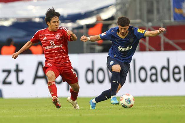 Satoshi Tanaka (Fortuna Düsseldorf) und Umut Tohumcu (Holstein Kiel) waehrend des Spiels der 2. Bundesliga zwischen Fortuna Düsseldorf und Holstein Kiel, Merkur Spiel-Arena am 10. April 2026 in Düsseldorf, Deutschland. (Foto von Oliver Kaelke DeFodi Images) +++ Satoshi Tanaka (Fortuna Düsseldorf) und Umut Tohumcu (Holstein Kiel) battle for the ball during the 2. Bundesliga match between Fortuna Düsseldorf and Holstein Kiel at Merkur Spiel-Arena on April 10, 2026 in Düsseldorf, Germany. (Photo by Oliver Kaelke DeFodi Images) (Photo by Oliver Kaelke DeFodi Images) - *** Satoshi Tanaka Fortuna Düsseldorf and Umut Tohumcu Holstein Kiel during the 2 Bundesliga match between Fortuna Düsseldorf and Holstein Kiel, Merkur Spiel Arena on April 10, 2026 in Düsseldorf, Germany Photo by Oliver Kaelke DeFodi Images Satoshi Tanaka Fortuna Düsseldorf and Umut Tohumcu Holstein Kiel battle for the ball during the 2 Bundesliga match between Fortuna Düsseldorf and Holstein Kiel at Merkur Spiel Arena on April 10, 2026 in Düsseldorf, Germany Photo by Oliver Kaelke DeFodi Images Photo by Oliver Kaelke DeFodi Images