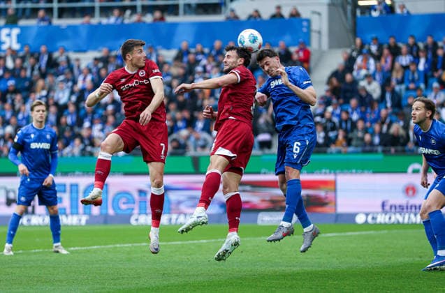 Deutschland: Karlsruher SC vs. Arminia Bielefeld, 2. Bundesliga, BBBank Wildpark (Karlsruhe): Nicolai Rapp, (Karlsruher SC, 6), Semir Telalovic, (Arminia Bielefeld, 7), Maximilian Bauer, (Arminia Bielefeld, 5) Karlsruhe BBBank Wildpark Baden-Württemberg Deutschland *** Germany Karlsruher SC vs Arminia Bielefeld, 2 Bundesliga, BBBank Wildpark Karlsruhe Nicolai Rapp, Karlsruher SC, 6 , Semir Telalovic, Arminia Bielefeld, 7 , Maximilian Bauer, Arminia Bielefeld, 5 Karlsruhe BBBank Wildpark Baden Württemberg Germany Copyright: xBenedictxChristx