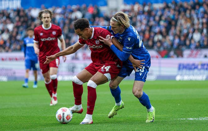 Deutschland: Karlsruher SC vs. Arminia Bielefeld, 2. Bundesliga, BBBank Wildpark (Karlsruhe): Christopher Lannert, (Arminia Bielefeld, 24), David Herold, (Karlsruher SC, 20) Karlsruhe BBBank Wildpark Baden-Württemberg Deutschland *** Germany Karlsruher SC vs Arminia Bielefeld, 2 Bundesliga, BBBank Wildpark Karlsruhe Christopher Lannert, Arminia Bielefeld, 24 , David Herold, Karlsruher SC, 20 Karlsruhe BBBank Wildpark Baden Württemberg Germany Copyright: xBenedictxChristx