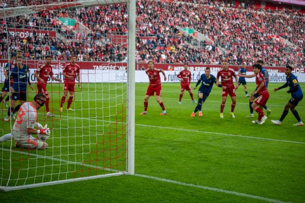 Deutschland: 2.Bundesliga 2025 2026 Fortuna Düsseldorf vs Holstein Kiel, 29. Spieltag - 10.04.2026 - MERKUR SPIEL-ARENA (Düsseldorf): Florian Kastenmeier (Fortuna Düsseldorf,33) fängt den Ball an *** Germany 2 Bundesliga 2025 2026 Fortuna Düsseldorf vs Holstein Kiel, 29 Matchday 10 04 2026 MERKUR SPIEL ARENA Düsseldorf Florian Kastenmeier Fortuna Düsseldorf,33 catches the ball Copyright: xOrhanxHabashx
