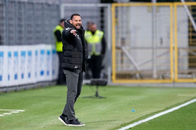 Jermaine Jones (Trainer, Cheftrainer, Schweinfurt), gibt Anweisungen, gestikuliert, mit den Armen gestikulieren, Freisteller, Ganzkörper, Einzelbild, Einzelfoto, Aktion, Action, am Spielfeldrand, an der Seitenauslinie, 10.04.2026, Sinsheim (Deutschland), Fussball, 3. Liga, TSG 1899 Hoffenheim II - 1. FC Schweinfurt 05, DFB DFL REGULATIONS PROHIBIT ANY USE OF PHOTOGRAPHS AS IMAGE SEQUENCES AND OR QUASI-VIDEO. *** Jermaine Jones Coach, Head Coach, Schweinfurt , gives instructions, gestures, gesticulates with arms, cropped, full body, single image, single photo, action, action, on the sidelines, 10 04 2026, Sinsheim Germany , Soccer, 3 Liga, TSG 1899 Hoffenheim II 1 FC Schweinfurt 05, DFB DFL REGULATIONS PROHIBIT ANY USE OF PHOTOGRAPHS AS IMAGE SEQUENCES AND OR QUASI VIDEO xozx
