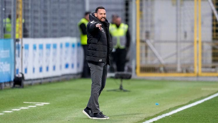 Jermaine Jones (Trainer, Cheftrainer, Schweinfurt), gibt Anweisungen, gestikuliert, mit den Armen gestikulieren, Freisteller, Ganzkörper, Einzelbild, Einzelfoto, Aktion, Action, am Spielfeldrand, an der Seitenauslinie, 10.04.2026, Sinsheim (Deutschland), Fussball, 3. Liga, TSG 1899 Hoffenheim II - 1. FC Schweinfurt 05, DFB DFL REGULATIONS PROHIBIT ANY USE OF PHOTOGRAPHS AS IMAGE SEQUENCES AND OR QUASI-VIDEO. *** Jermaine Jones Coach, Head Coach, Schweinfurt , gives instructions, gestures, gesticulates with arms, cropped, full body, single image, single photo, action, action, on the sidelines, 10 04 2026, Sinsheim Germany , Soccer, 3 Liga, TSG 1899 Hoffenheim II 1 FC Schweinfurt 05, DFB DFL REGULATIONS PROHIBIT ANY USE OF PHOTOGRAPHS AS IMAGE SEQUENCES AND OR QUASI VIDEO xozx