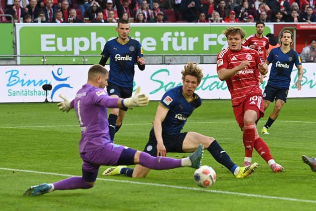 Christian RASMUSSEN (D) scheitert mit dieser Torchane an Torwart Timon WEINER (KI) Aktion, Zweikampf, Fussball 2. Bundesliga, 29. Spieltag, Fortuna Duesseldorf (D) - Holstein Kiel (KI) am 10.04.2026 in der Merkur Spiel Arena Duesseldorf Deutschland. DFL regulations prohibit any use of photographs as image sequences and or quasi-video oÂ‚Ã‚Â *** Christian RASMUSSEN D fails with this goal chance at goalkeeper Timon WEINER KI Action, duel, Soccer 2 Bundesliga, Matchday 29, Fortuna Duesseldorf D Holstein Kiel KI on 10 04 2026 at Merkur Spiel Arena Duesseldorf Germany DFL regulations prohibit any use of photographs as image sequences and or quasi video oÂÃÂ