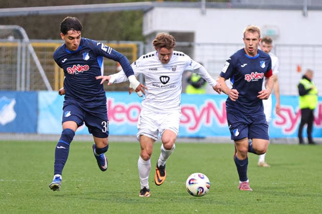 10.04.2026, Fussball, Herren, Dritte Liga, 33. Spieltag 3. Liga Saison 2025 2026: TSG 1899 Hoffenheim II - FC Schweinfurt 05 Von links: Yannik Lührs (TSG 1899 Hoffenheim II, 49) gegen Leonard Langhans (FC Schweinfurt 05, 07) Sinsheim Dietmar-Hopp-Stadion Hoffenheim Baden-Württemberg Deutschland *** 10 04 2026, Football, Men, Third division, 33 Matchday 3 Liga Season 2025 2026 TSG 1899 Hoffenheim II FC Schweinfurt 05 From left Yannik Lührs TSG 1899 Hoffenheim II, 49 vs Leonard Langhans FC Schweinfurt 05, 07 Sinsheim Dietmar Hopp Stadion Hoffenheim Baden Württemberg Germany