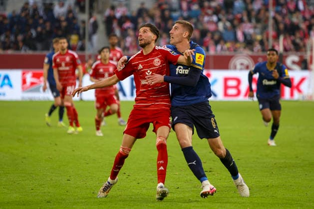 10.04.2026, GER, Fussball, Herren, 2. BL, Saison 2025 2026, Fortuna Düsseldorf - Holstein Kiel Anouar El Azzouzi (Fortuna Düsseldorf) und Marko Ivezic (Kiel) im Kampf um den Ball Düsseldorf Merkur Spiel-Arena Nordrhein-Westfalen Deutschland *** 10 04 2026, GER, Soccer, Men, 2 BL, Season 2025 2026, Fortuna Düsseldorf Holstein Kiel Anouar El Azzouzi Fortuna Düsseldorf and Marko Ivezic Kiel fighting for the ball Düsseldorf Merkur Spiel Arena North Rhine-Westphalia Germany Copyright: xAdrianxSchlüterx