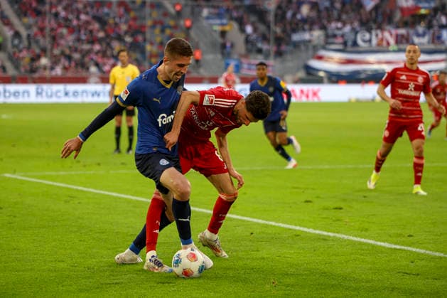 10.04.2026, GER, Fussball, Herren, 2. BL, Saison 2025 2026, Fortuna Düsseldorf - Holstein Kiel Marko Ivezic (Kiel) und Anouar El Azzouzi (Fortuna Düsseldorf) im Kampf um den Ball Düsseldorf Merkur Spiel-Arena Nordrhein-Westfalen Deutschland *** 10 04 2026, GER, Soccer, Men, 2 BL, Season 2025 2026, Fortuna Düsseldorf Holstein Kiel Marko Ivezic Kiel and Anouar El Azzouzi Fortuna Düsseldorf fighting for the ball Düsseldorf Merkur Spiel Arena North Rhine-Westphalia Germany Copyright: xAdrianxSchlüterx